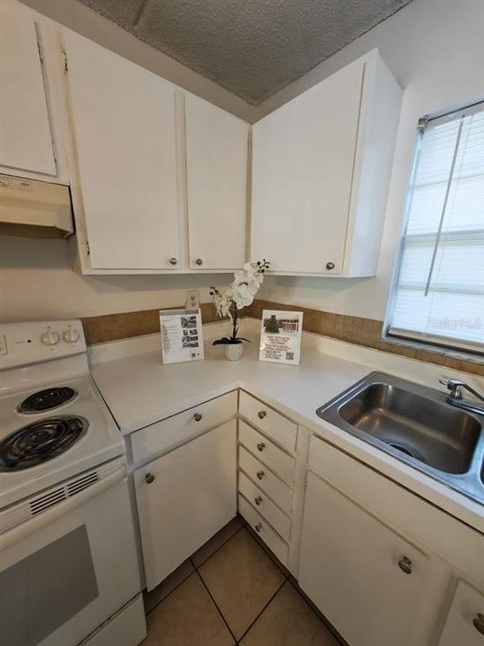 For Rent: $1,250 (1 beds, 1 baths, 742 Square Feet)