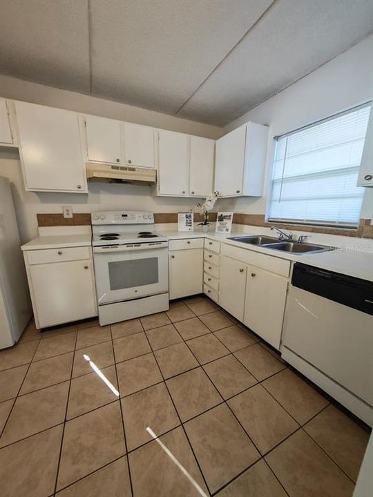 For Rent: $1,250 (1 beds, 1 baths, 742 Square Feet)