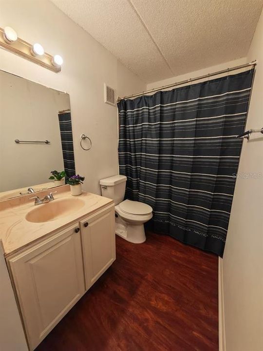 For Rent: $1,250 (1 beds, 1 baths, 742 Square Feet)
