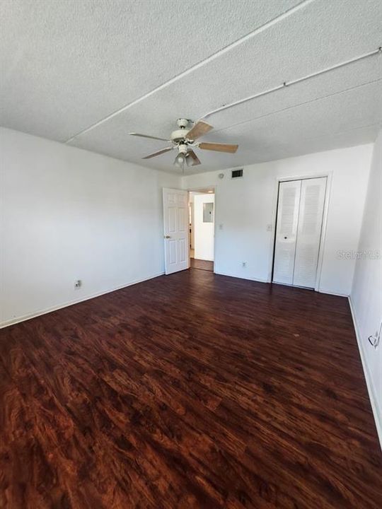For Rent: $1,250 (1 beds, 1 baths, 742 Square Feet)