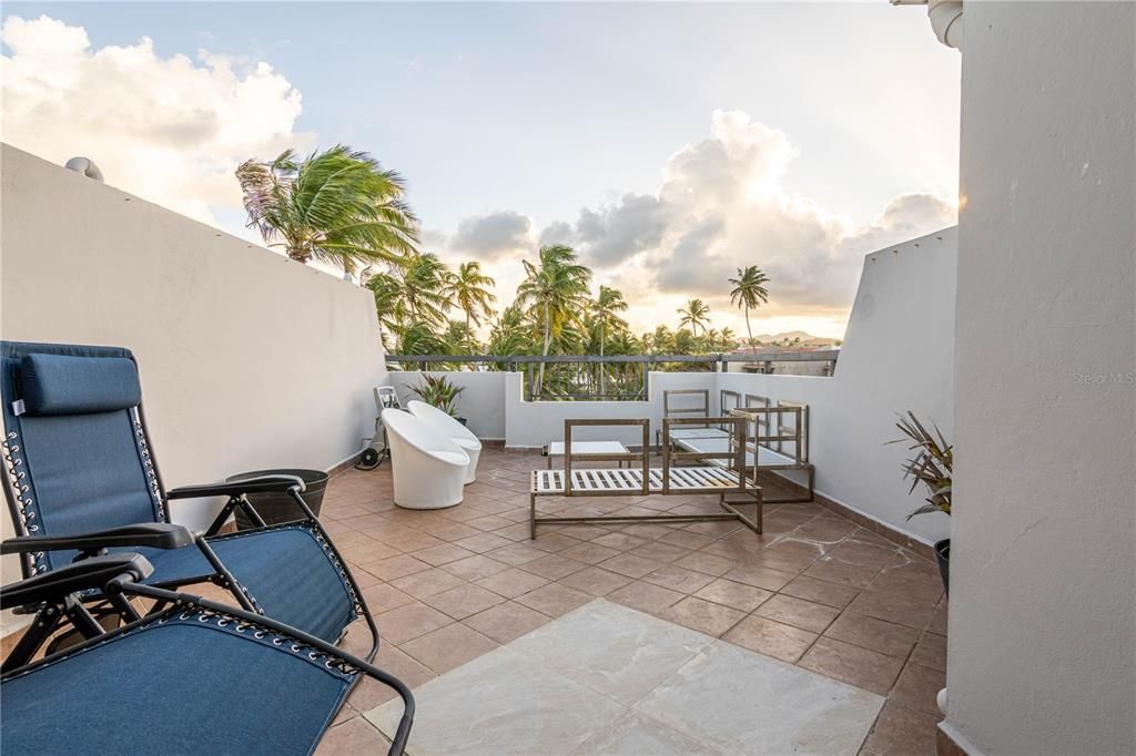 For Sale: $565,000 (3 beds, 3 baths, 2200 Square Feet)