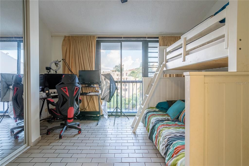 For Sale: $565,000 (3 beds, 3 baths, 2200 Square Feet)