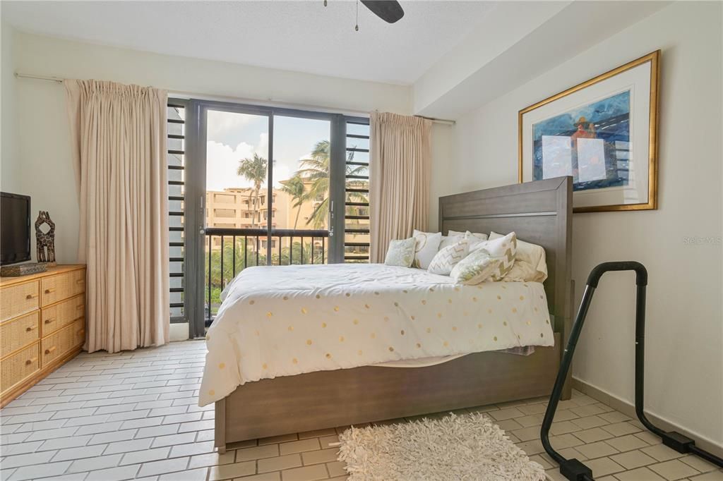 For Sale: $565,000 (3 beds, 3 baths, 2200 Square Feet)