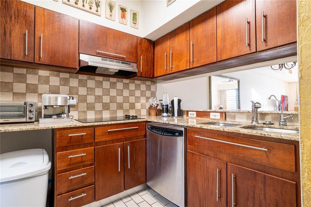 For Sale: $565,000 (3 beds, 3 baths, 2200 Square Feet)