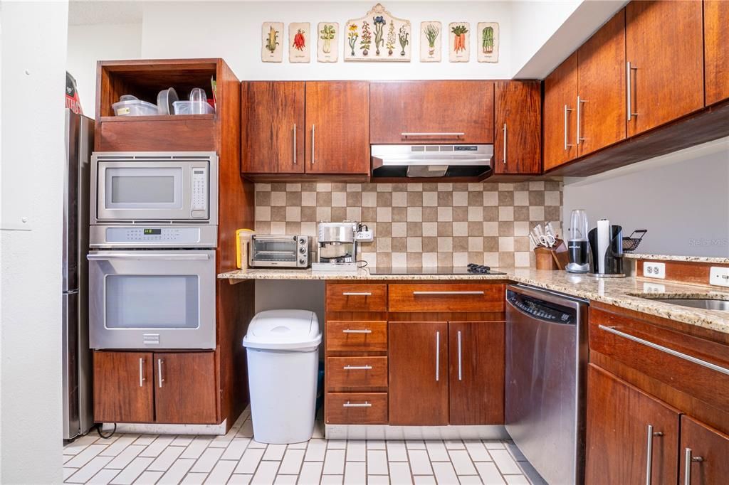 For Sale: $565,000 (3 beds, 3 baths, 2200 Square Feet)