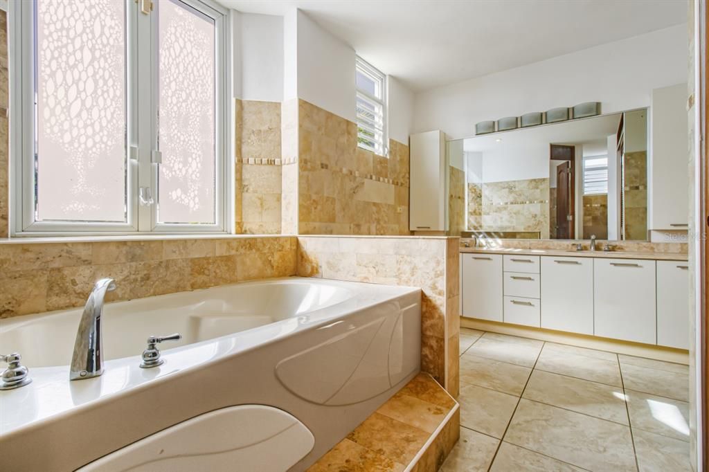 For Sale: $795,000 (4 beds, 2 baths, 3032 Square Feet)