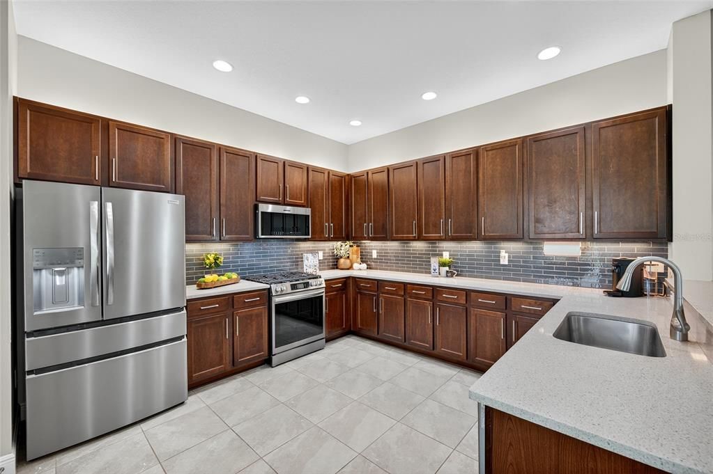 На продажу: $675,000 (5 спален, 4 ванн, 3381 Квадратных фут)