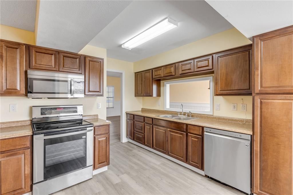 En Venta: $775,000 (4 camas, 2 baños, 2070 Pies cuadrados)