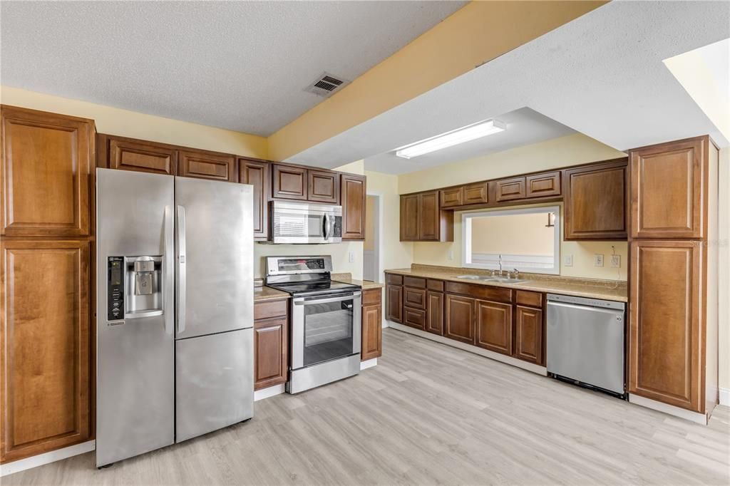 En Venta: $775,000 (4 camas, 2 baños, 2070 Pies cuadrados)