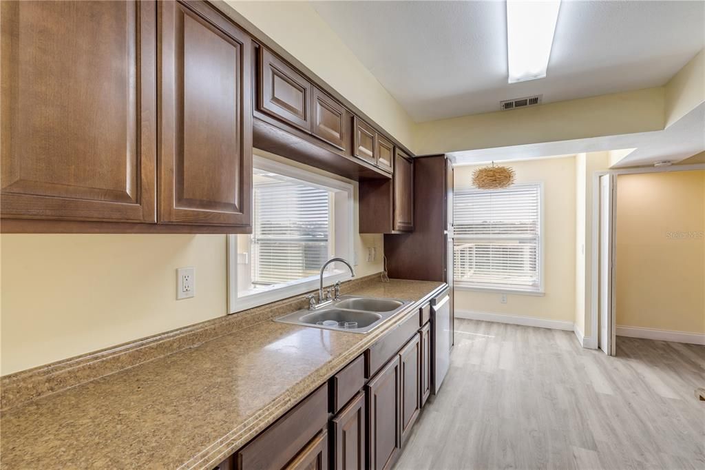 En Venta: $775,000 (4 camas, 2 baños, 2070 Pies cuadrados)