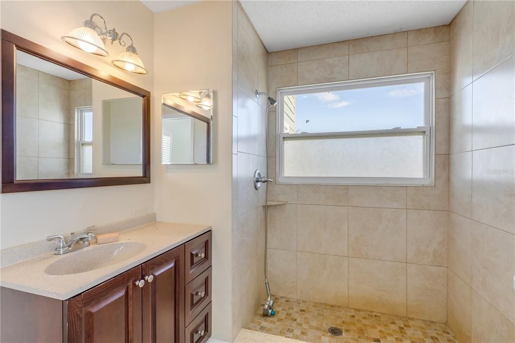 En Venta: $775,000 (4 camas, 2 baños, 2070 Pies cuadrados)