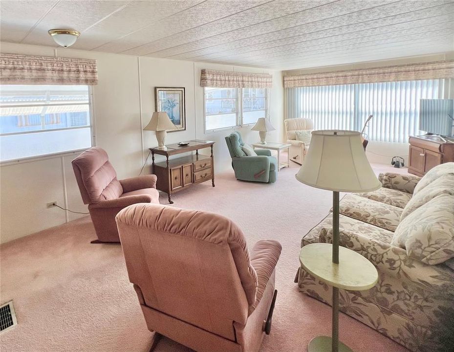 For Sale: $99,900 (2 beds, 1 baths, 1036 Square Feet)