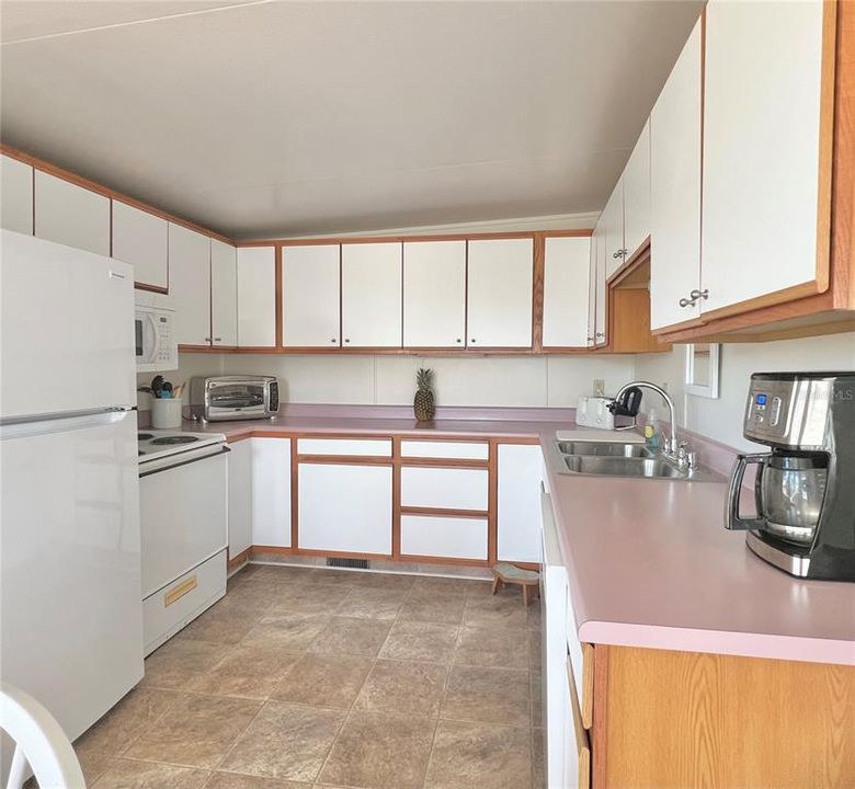 For Sale: $99,900 (2 beds, 1 baths, 1036 Square Feet)