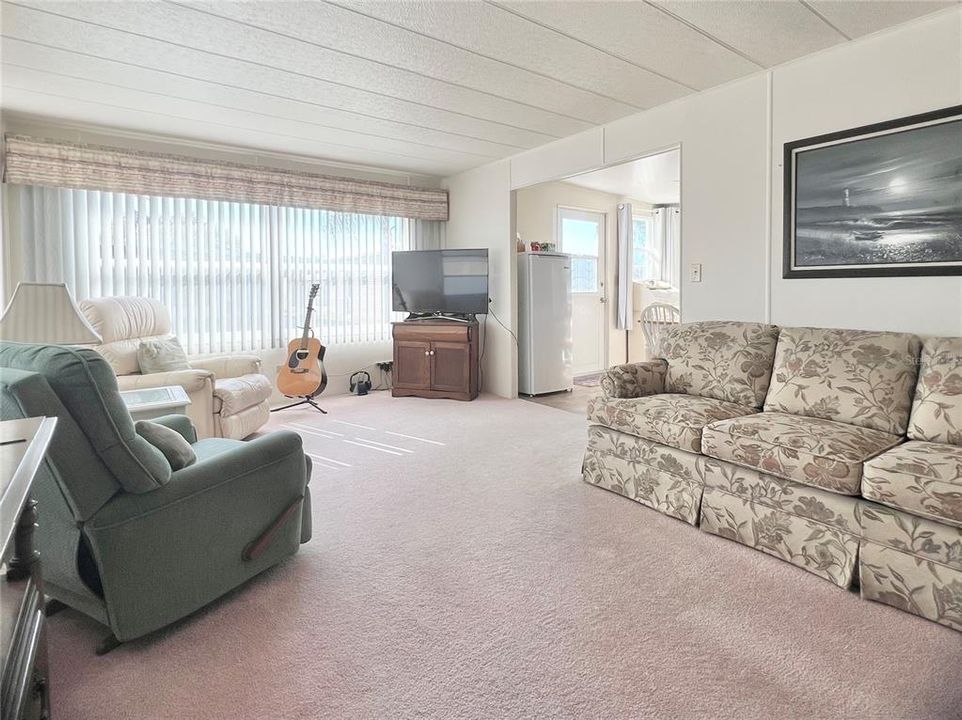 For Sale: $99,900 (2 beds, 1 baths, 1036 Square Feet)