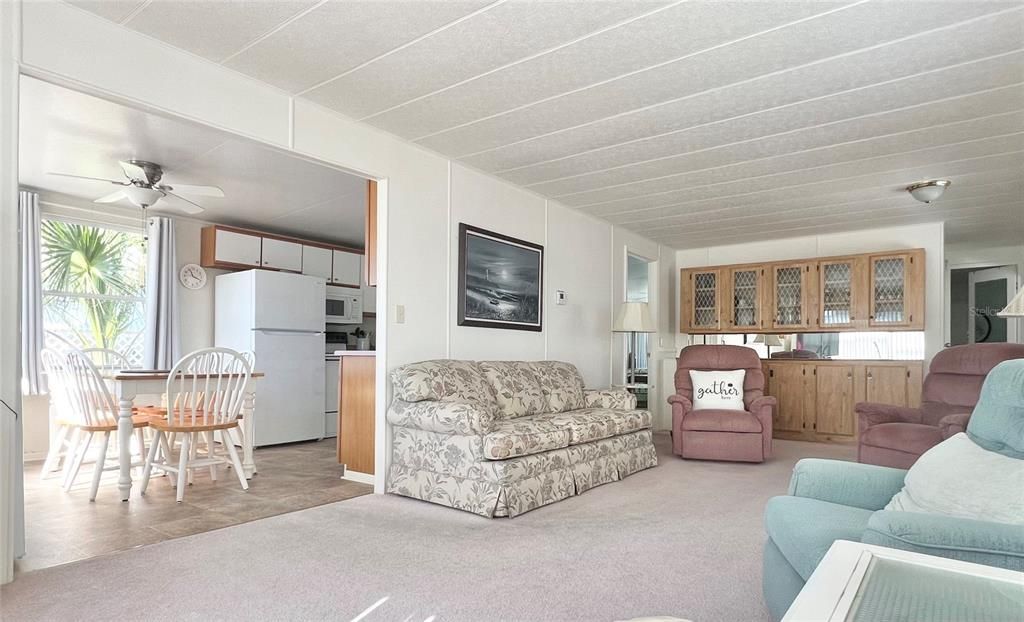 For Sale: $99,900 (2 beds, 1 baths, 1036 Square Feet)