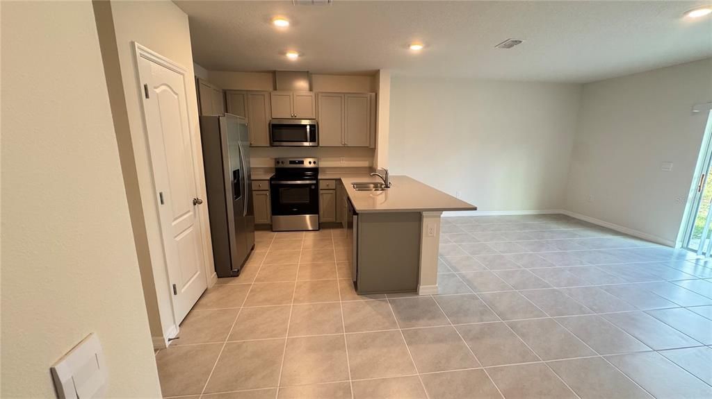 出租: $2,200 (3 贝兹, 2 浴室, 1886 平方英尺)