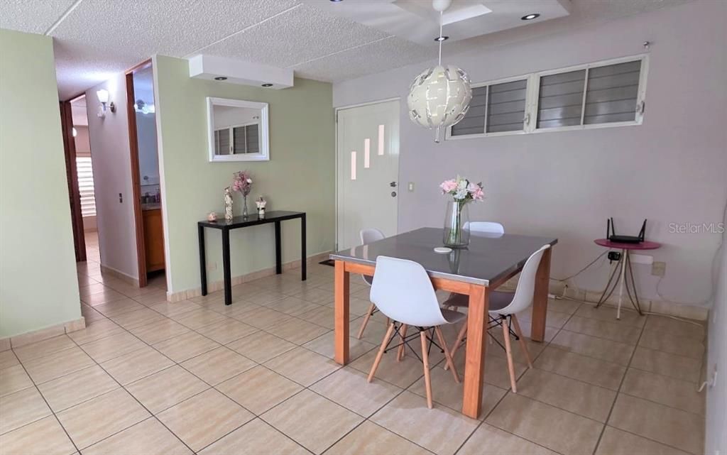 В аренду: $1,950 (3 спален, 1 ванн, 917 Квадратных фут)