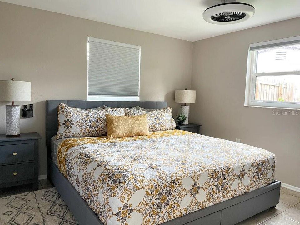 For Sale: $390,000 (2 beds, 1 baths, 888 Square Feet)