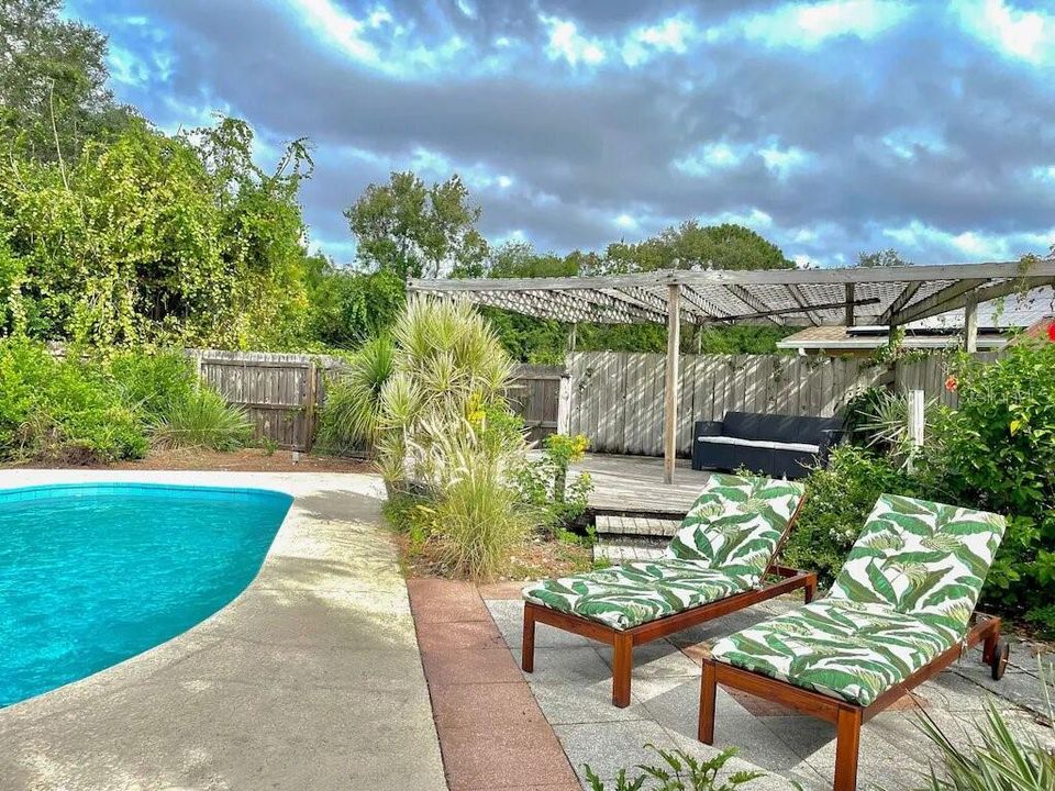 For Sale: $390,000 (2 beds, 1 baths, 888 Square Feet)