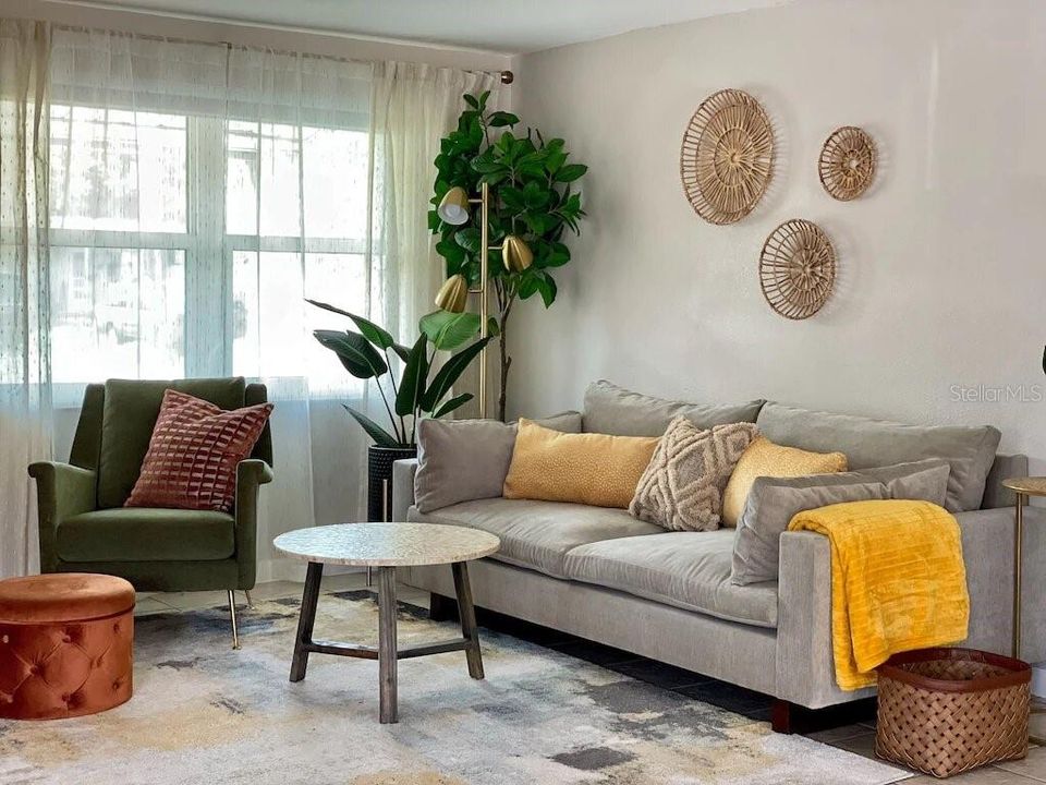 For Sale: $390,000 (2 beds, 1 baths, 888 Square Feet)