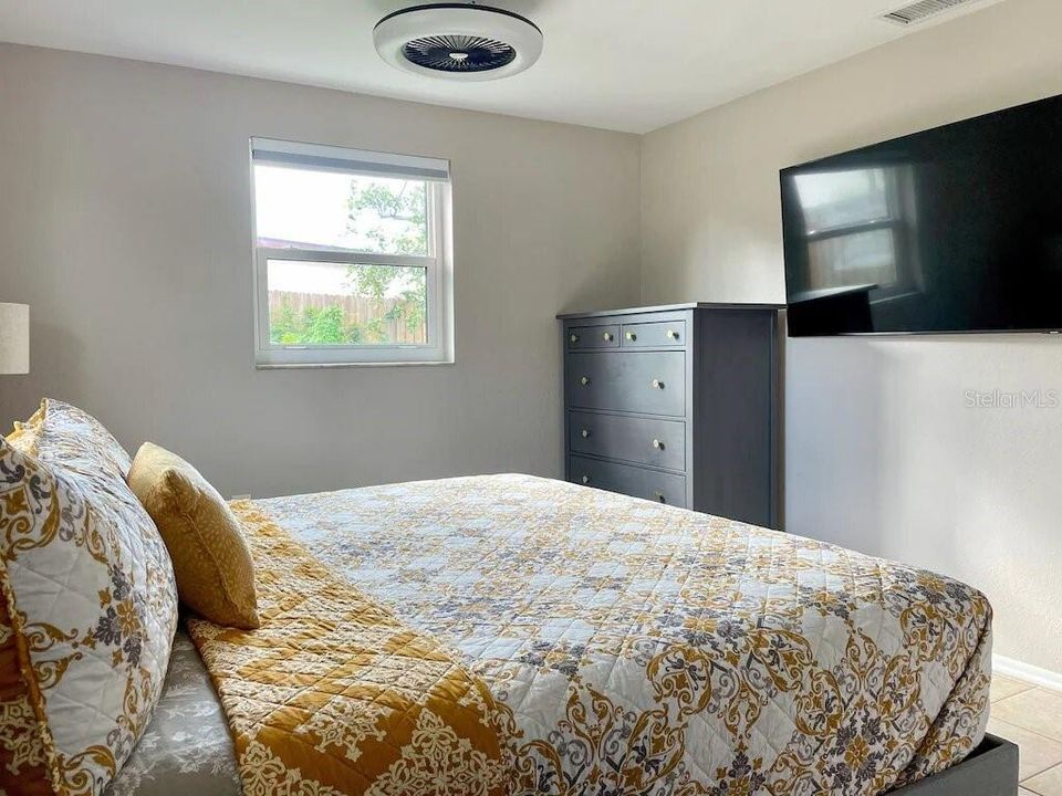 For Sale: $390,000 (2 beds, 1 baths, 888 Square Feet)