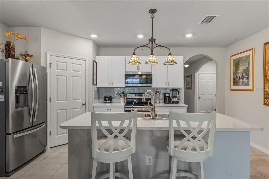 На продажу: $340,000 (4 спален, 2 ванн, 1812 Квадратных фут)