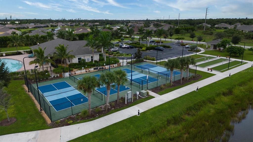 На продажу: $340,000 (4 спален, 2 ванн, 1812 Квадратных фут)