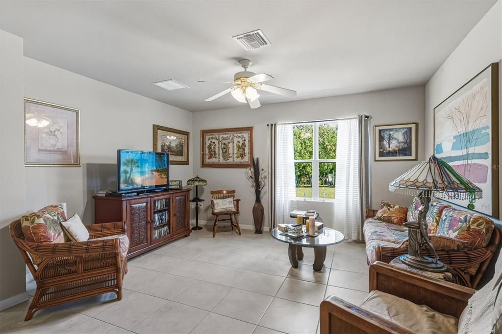 На продажу: $340,000 (4 спален, 2 ванн, 1812 Квадратных фут)