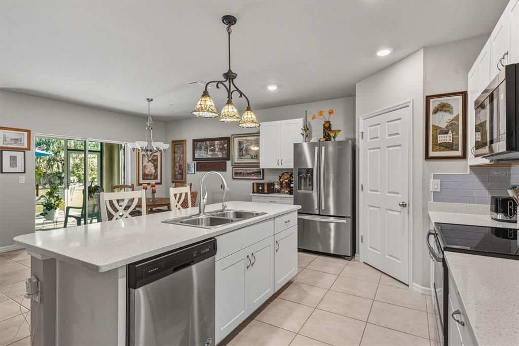 На продажу: $340,000 (4 спален, 2 ванн, 1812 Квадратных фут)