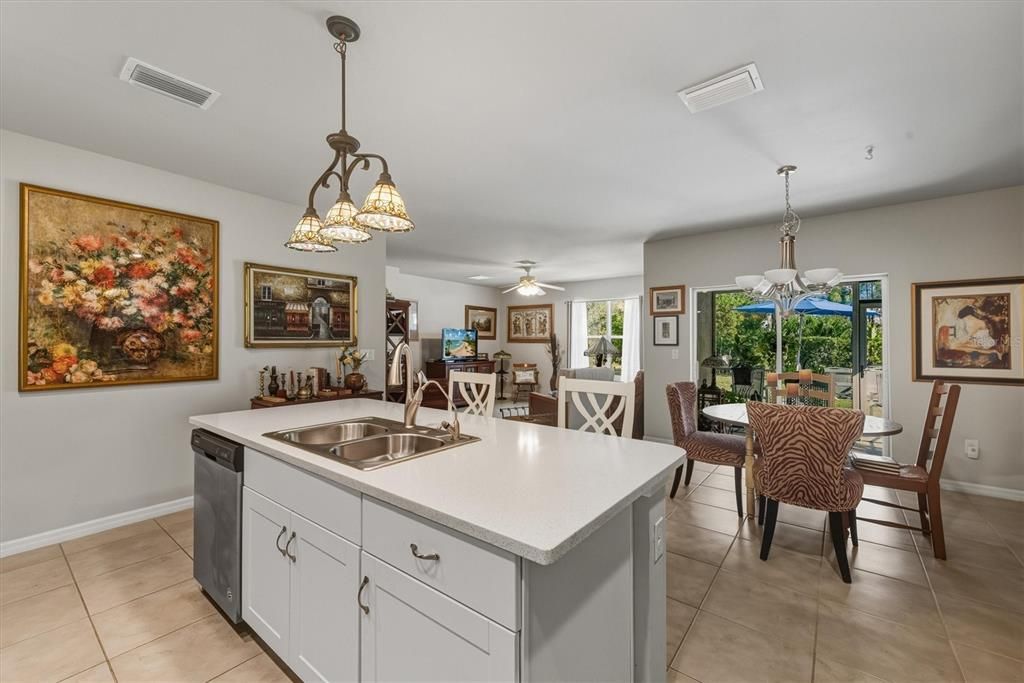 На продажу: $340,000 (4 спален, 2 ванн, 1812 Квадратных фут)