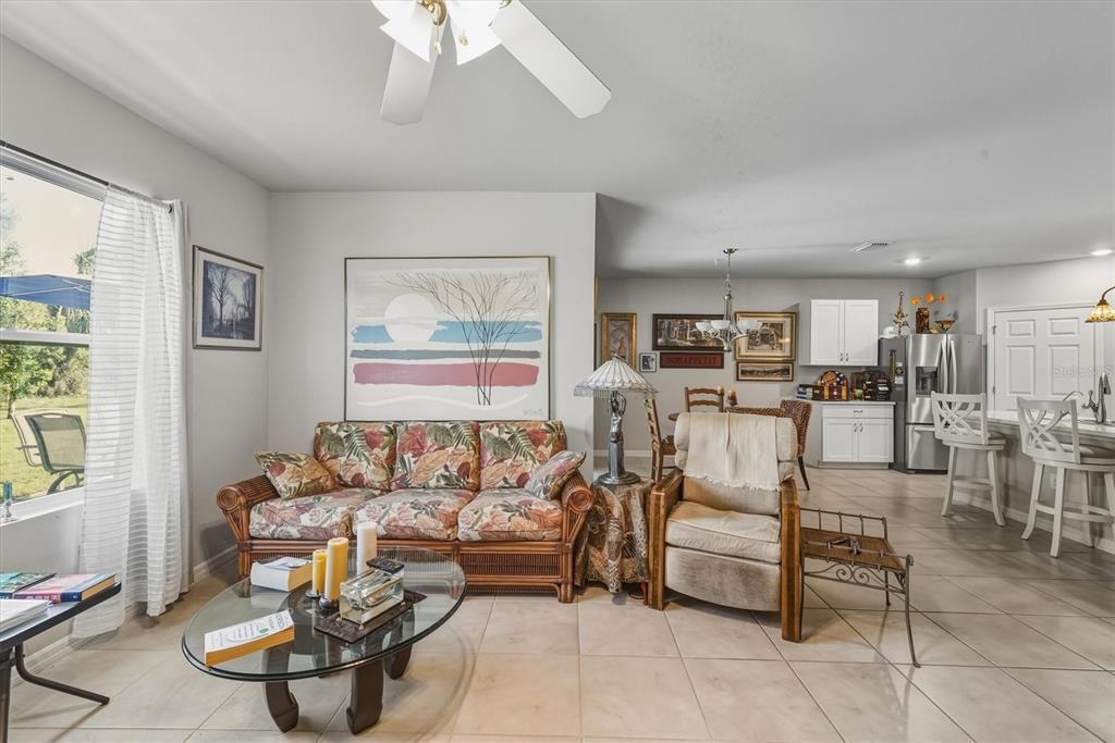 На продажу: $340,000 (4 спален, 2 ванн, 1812 Квадратных фут)