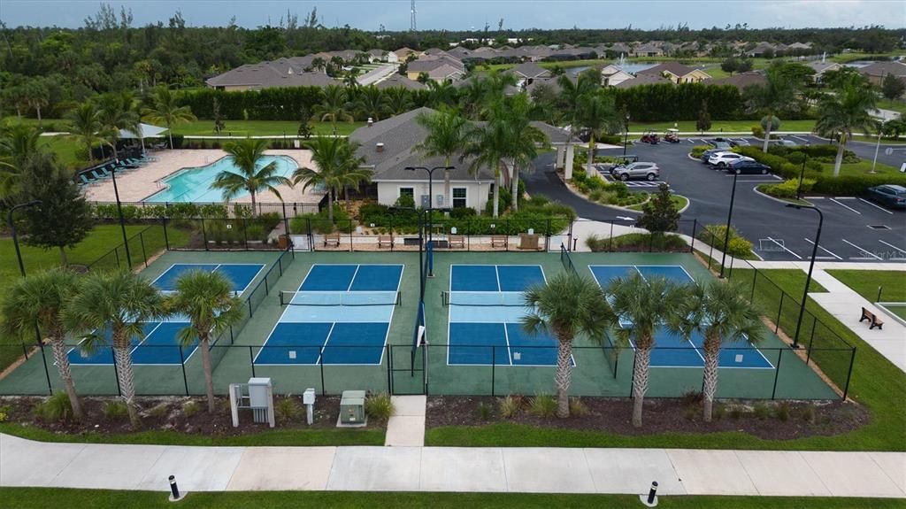 На продажу: $340,000 (4 спален, 2 ванн, 1812 Квадратных фут)