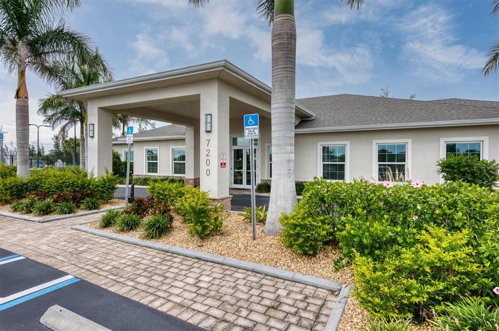 На продажу: $340,000 (4 спален, 2 ванн, 1812 Квадратных фут)