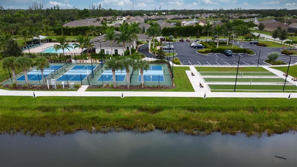 На продажу: $340,000 (4 спален, 2 ванн, 1812 Квадратных фут)