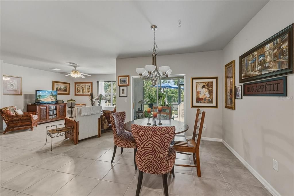 На продажу: $340,000 (4 спален, 2 ванн, 1812 Квадратных фут)