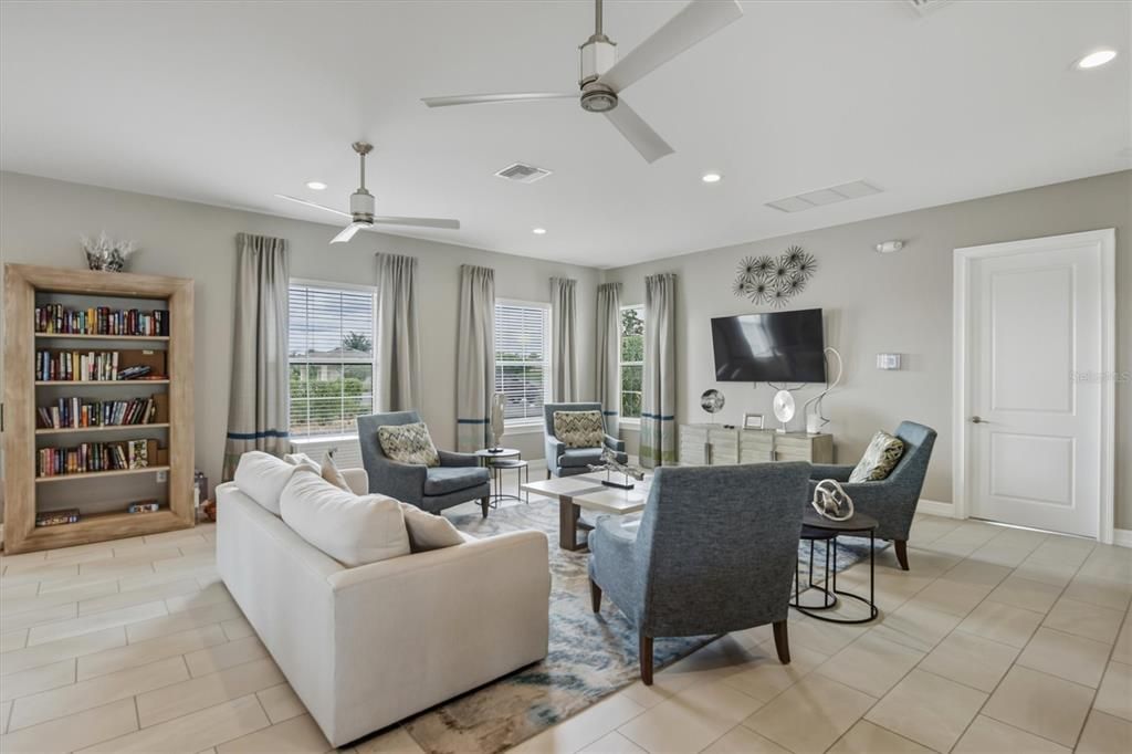 На продажу: $340,000 (4 спален, 2 ванн, 1812 Квадратных фут)