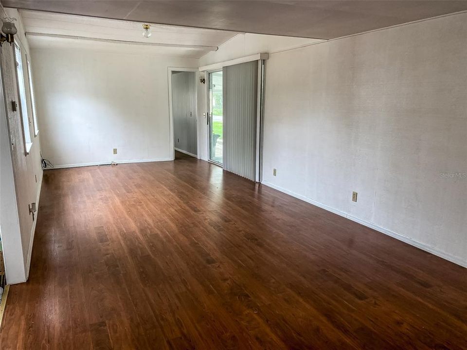 For Sale: $139,900 (2 beds, 2 baths, 952 Square Feet)