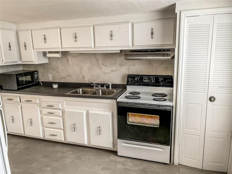 For Sale: $139,900 (2 beds, 2 baths, 952 Square Feet)