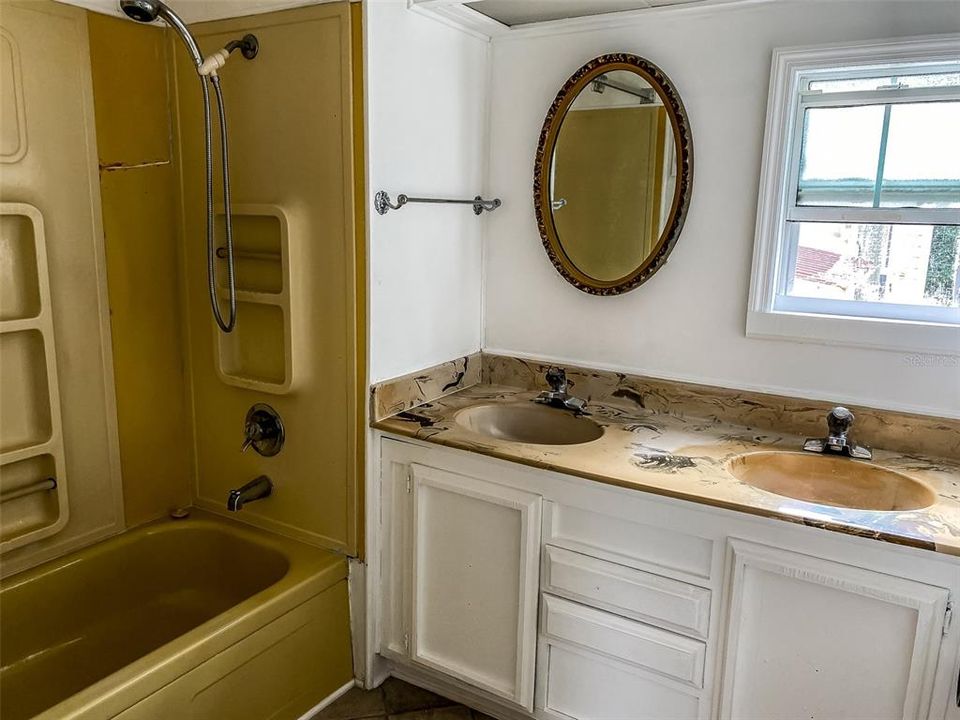 For Sale: $139,900 (2 beds, 2 baths, 952 Square Feet)