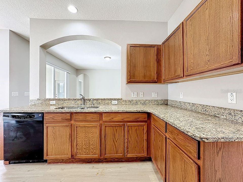 待售: $605,000 (5 贝兹, 4 浴室, 3498 平方英尺)