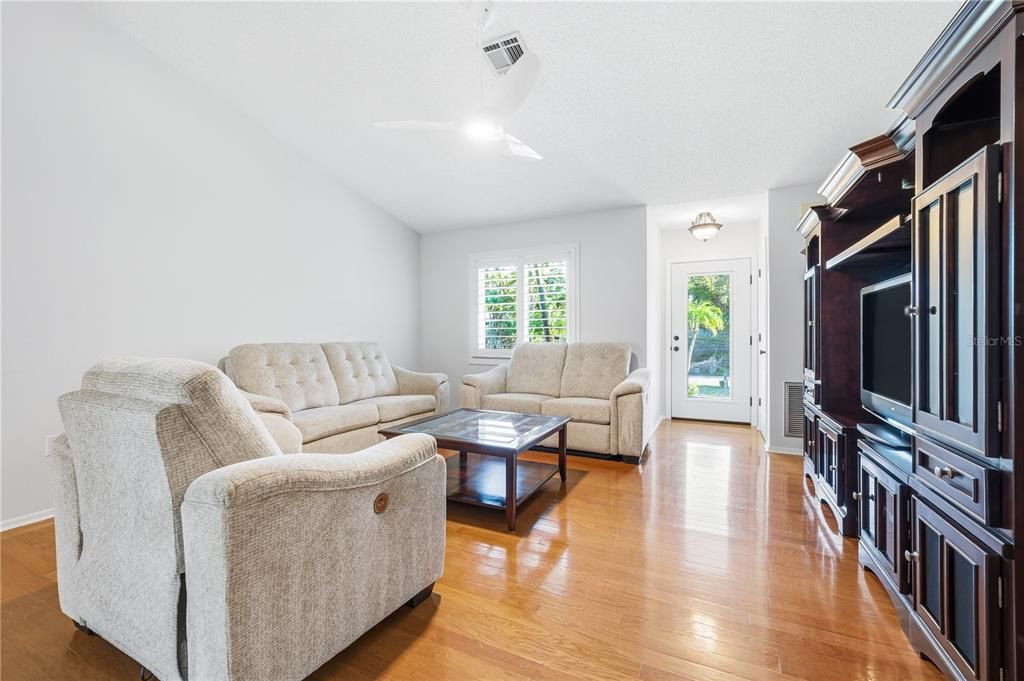 待售: $450,000 (2 贝兹, 2 浴室, 1419 平方英尺)