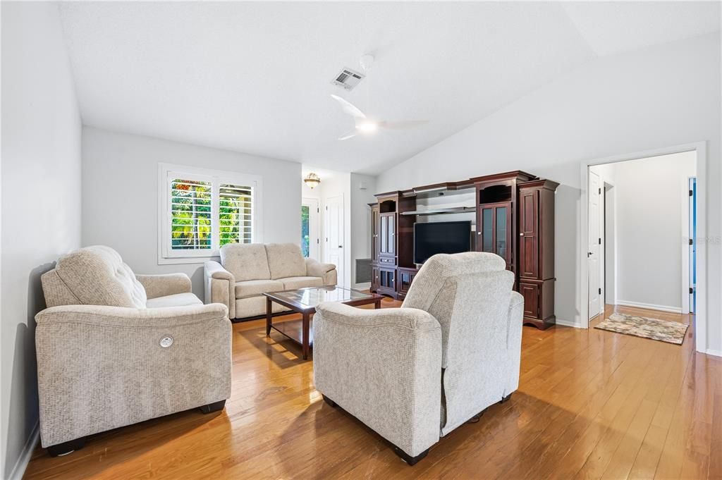 待售: $450,000 (2 贝兹, 2 浴室, 1419 平方英尺)