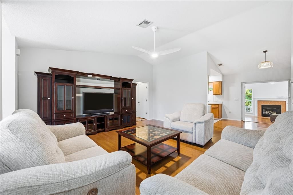 待售: $450,000 (2 贝兹, 2 浴室, 1419 平方英尺)