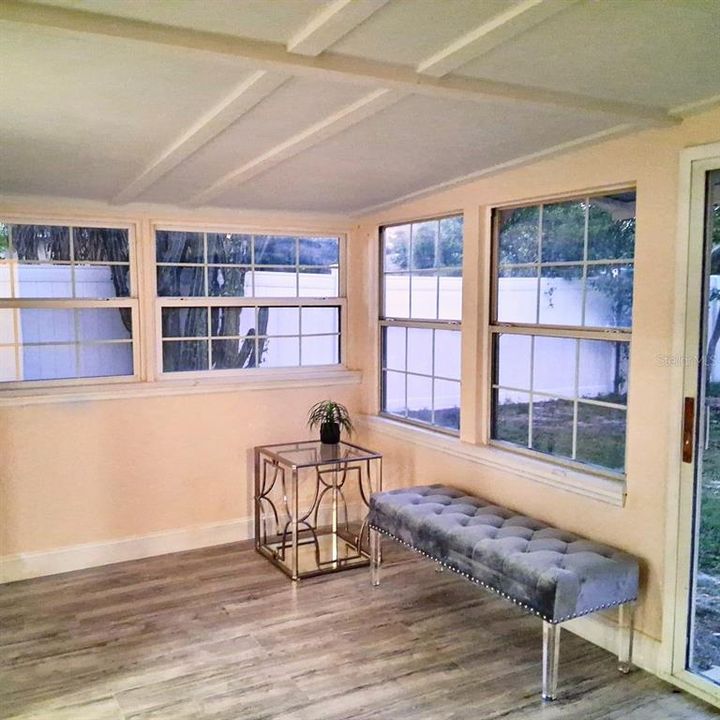 Под контрактом: $317,990 (2 спален, 2 ванн, 1251 Квадратных фут)