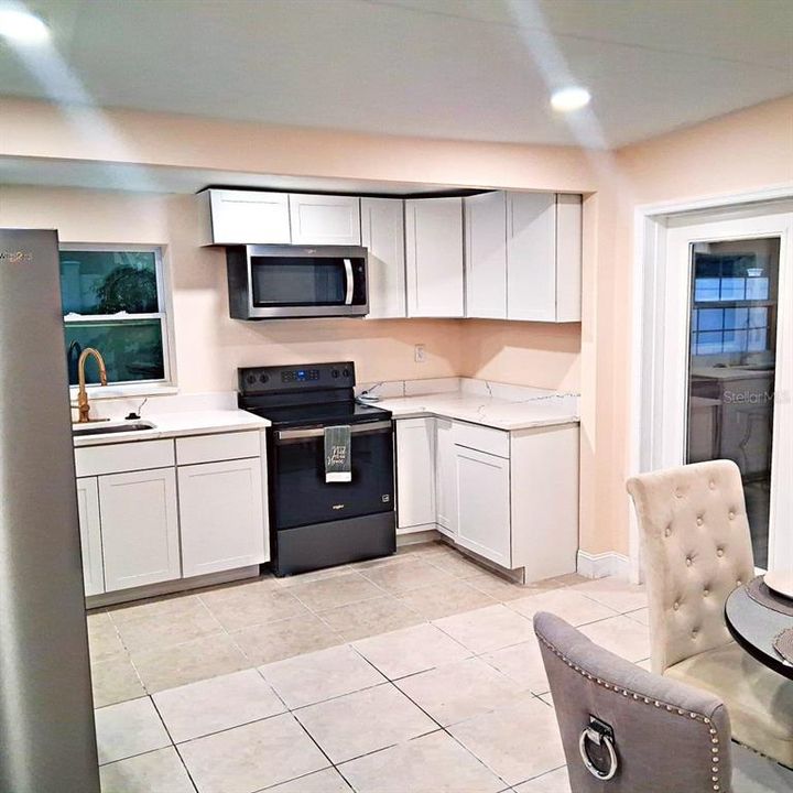 Под контрактом: $317,990 (2 спален, 2 ванн, 1251 Квадратных фут)