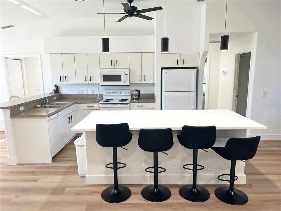 For Rent: $2,200 (3 beds, 2 baths, 1998 Square Feet)