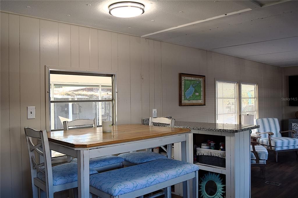 На продажу: $159,000 (2 спален, 2 ванн, 957 Квадратных фут)