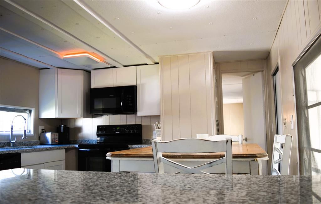 На продажу: $159,000 (2 спален, 2 ванн, 957 Квадратных фут)