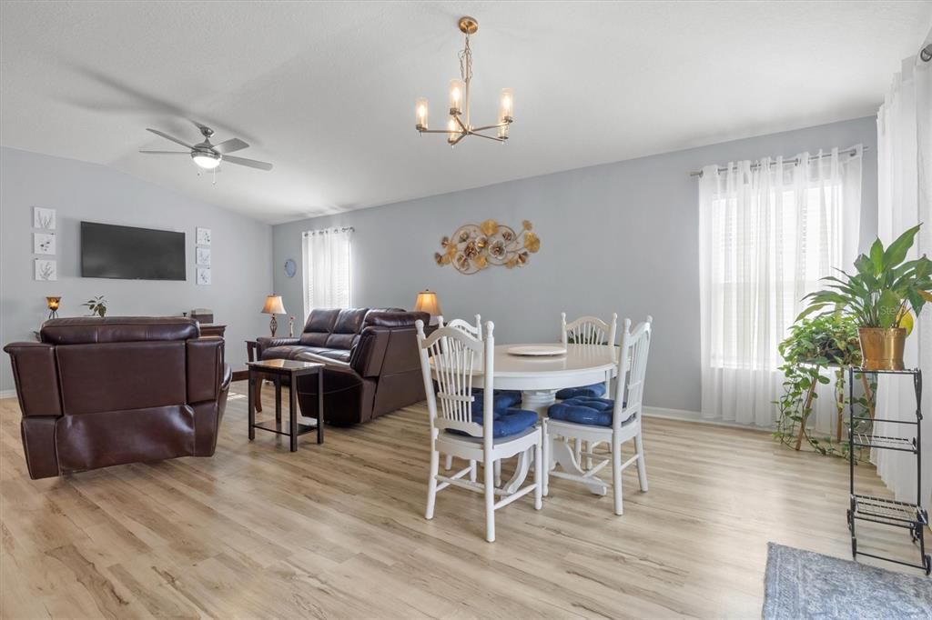 待售: $398,000 (4 贝兹, 2 浴室, 1989 平方英尺)