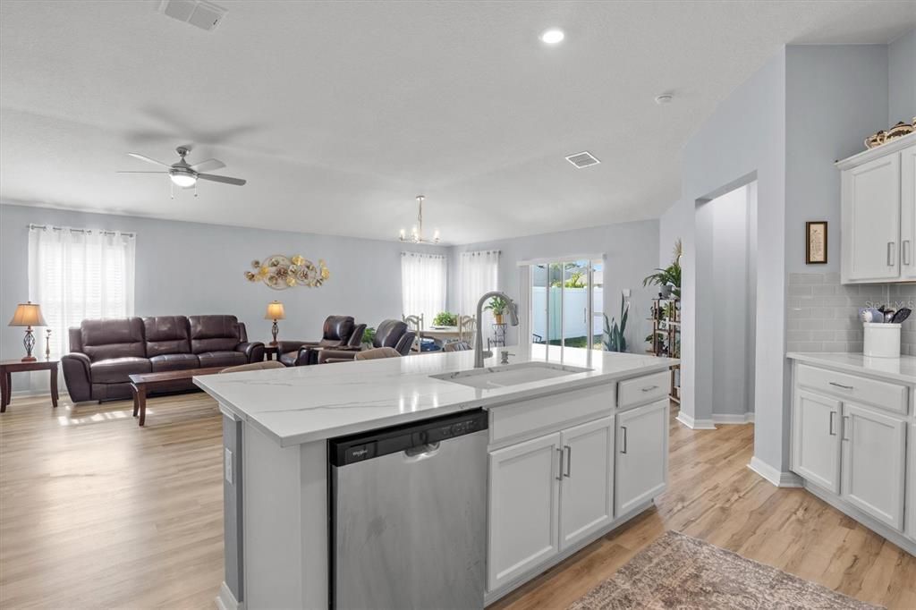 待售: $398,000 (4 贝兹, 2 浴室, 1989 平方英尺)